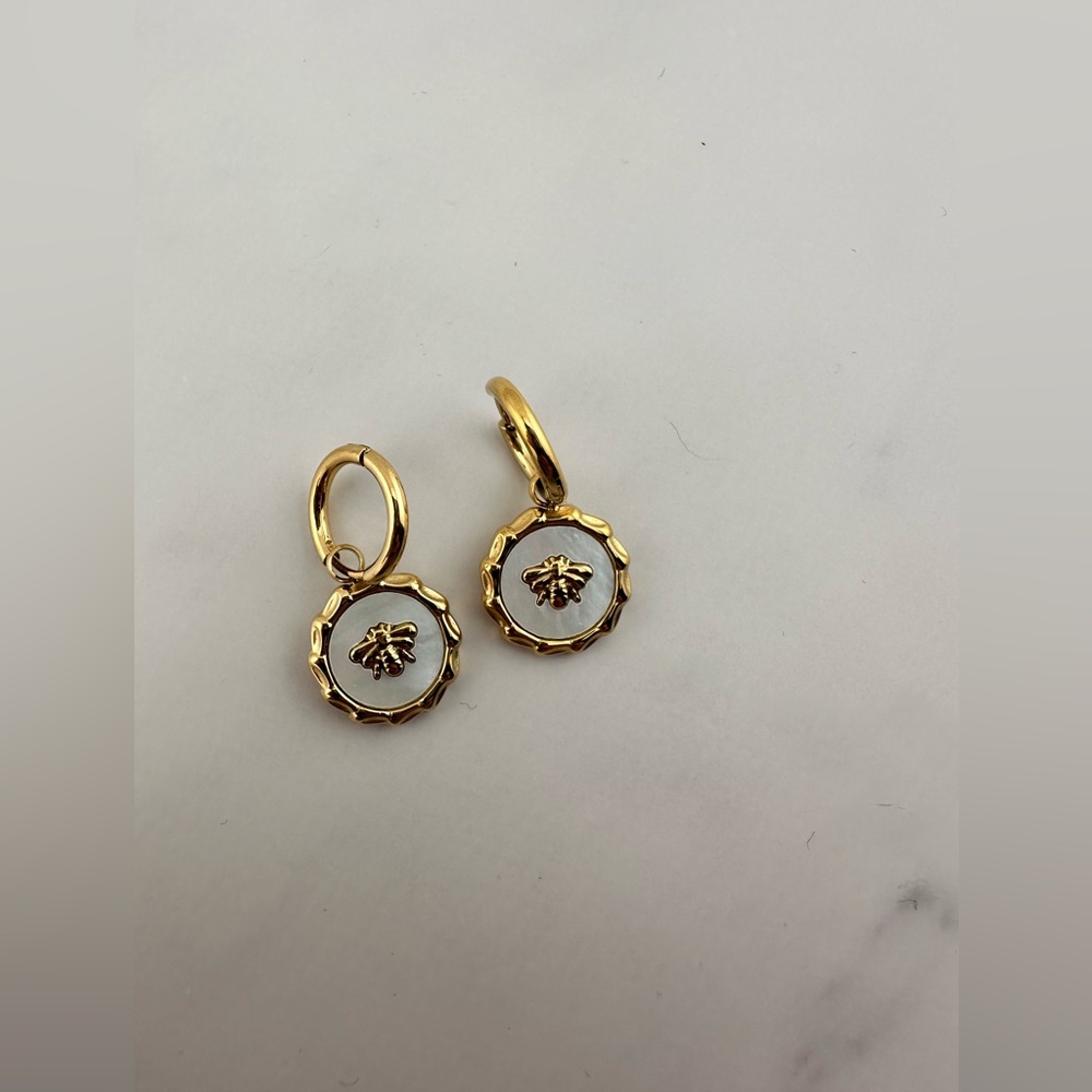 2x13mm Circle White Shell Insect earring gold